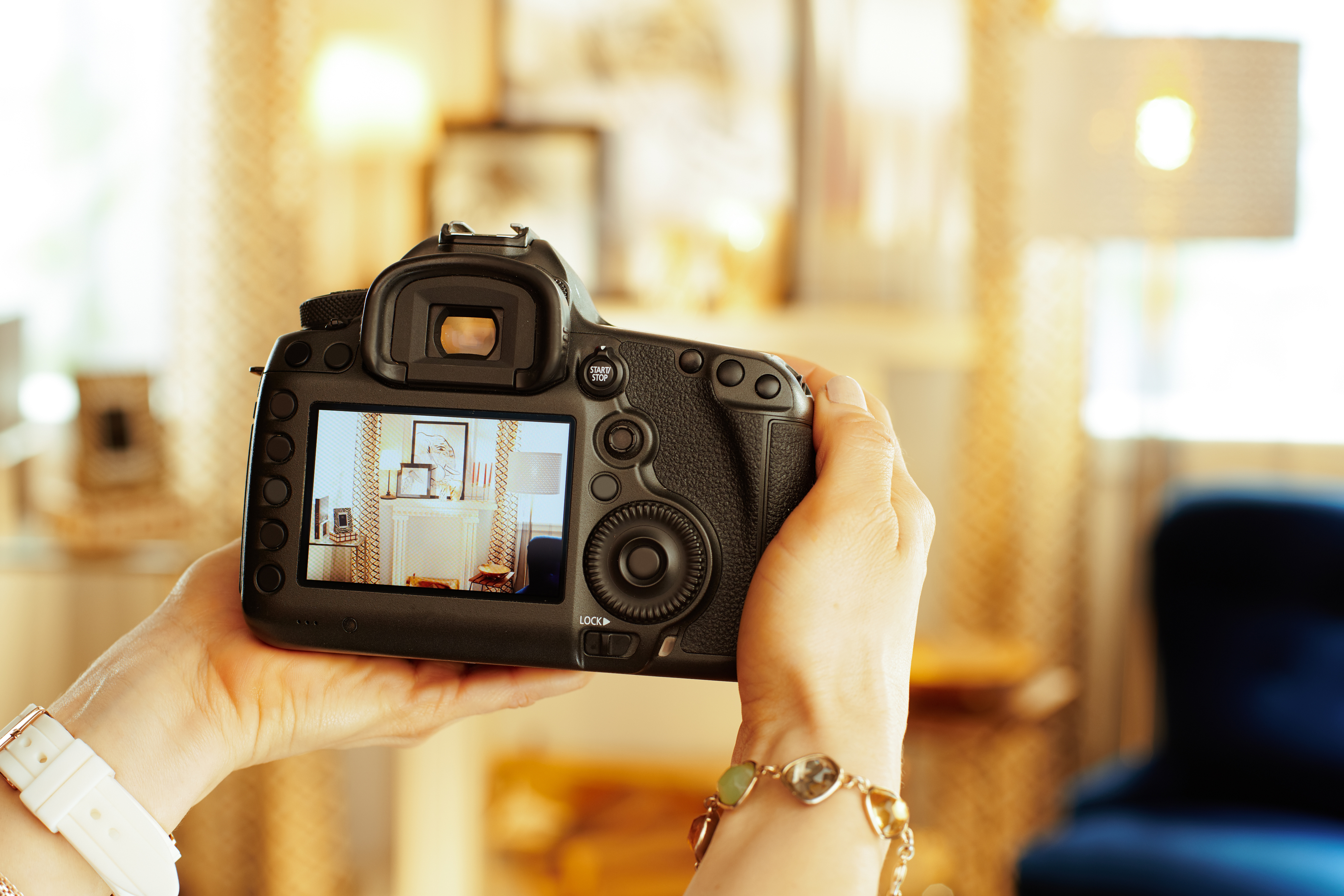 camera nas maos e fotografando o ambiente